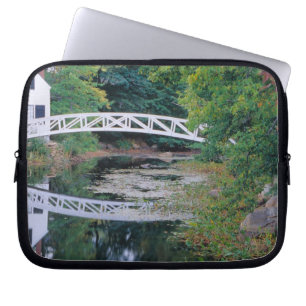 NA, VS, Maine. Brug over vijver in Somesville. Laptop Sleeve