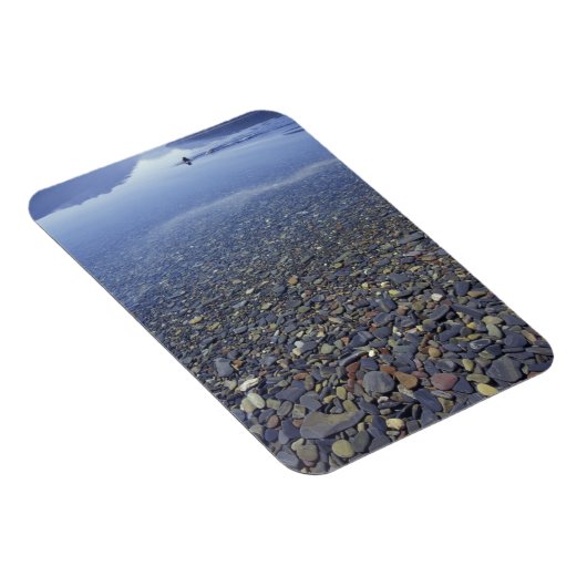 NA, VS, Montana, Glacier NP Rocks in Lake Magneet (Rechterzijde)