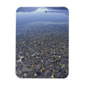 NA, VS, Montana, Glacier NP Rocks in Lake Magneet (Verticaal)