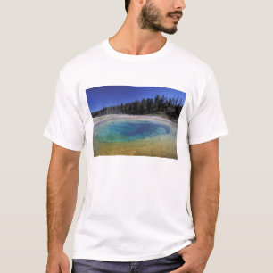 NA, VS, Wyoming, Yellowstone National Park. 2 T-shirt