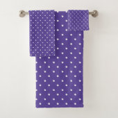 Naadloos medium paars stippenpatroon bad handdoek (Insitu)