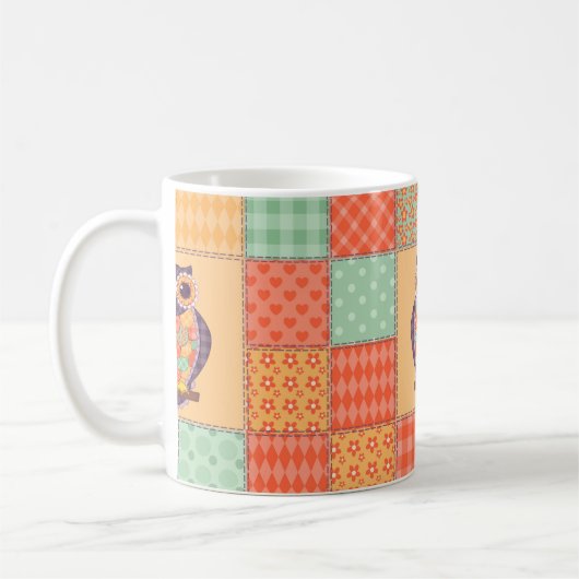 Naadloos patchwork-uil patroon. achtergrond koffiemok (Links)
