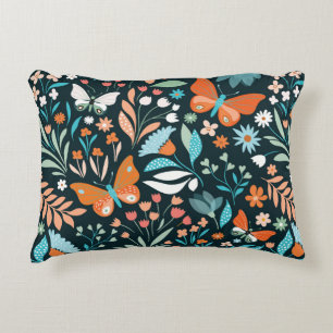 Naadloos patroon met bloemen en vlinders accent kussen