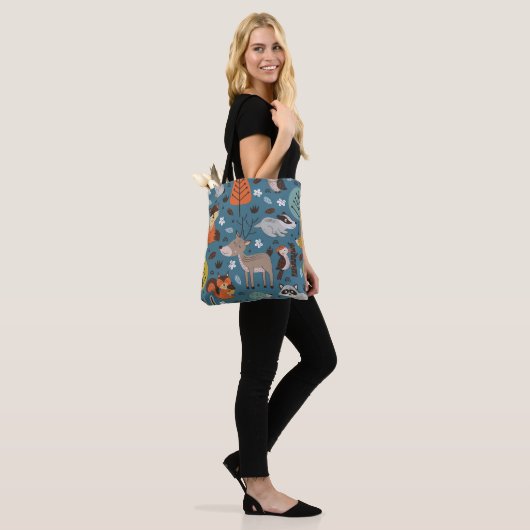 Naadloos patroon met bosdieren op blauwe achtergro tote bag (Op model)