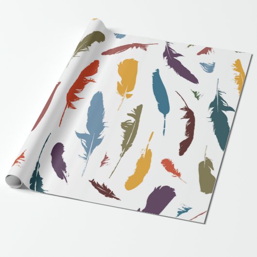 Naadloos patroon met gekleurde veren op een licht. cadeaupapier (Uitgerold)