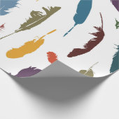 Naadloos patroon met gekleurde veren op een licht. cadeaupapier (Hoek)