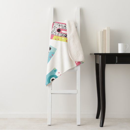 Naadloos patroon met geluidstapes in retro 80s sto sherpa deken (In situ)