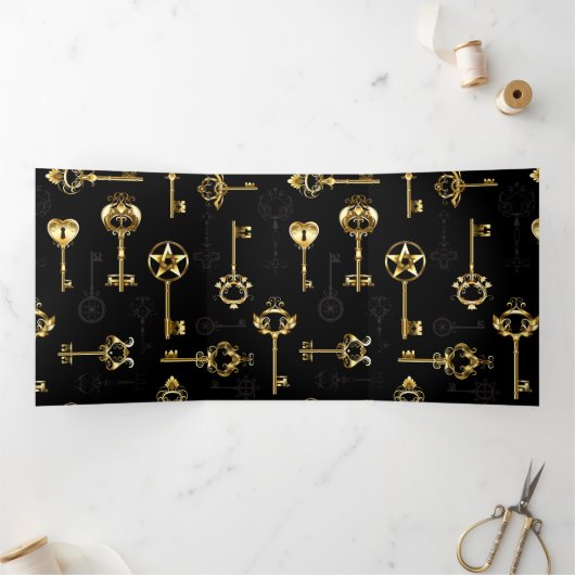 Naadloos patroon met gouden sleutels drieluik uitnodiging (Binnen)