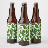 Naadloos patroon met groene theelbladeren bier etiket (Flessen)