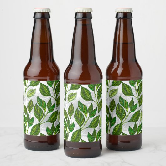 Naadloos patroon met groene theelbladeren bier etiket (Flessen)