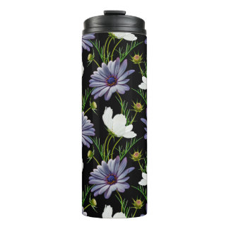Naadloos patroon met witte kosmos en blauwe mais thermosbeker