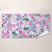 Naadloos patroon van paarse bloemen en bessen,blu badhanddoek (Badhanddoek)