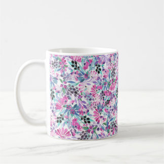 Naadloos patroon van paarse bloemen en bessen,blu koffiemok