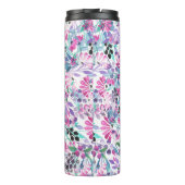 Naadloos patroon van paarse bloemen en bessen,blu thermosbeker (Achterkant)