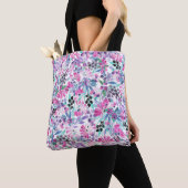 Naadloos patroon van paarse bloemen en bessen,blu tote bag (Dichtbij)
