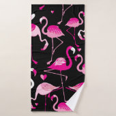 Naadloos patroon van roze flamingos op een donkere badhanddoek (Badhanddoek)