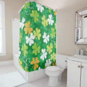 Naadloos patroon van verspreide klavers en shamroc douchegordijn (In situ)