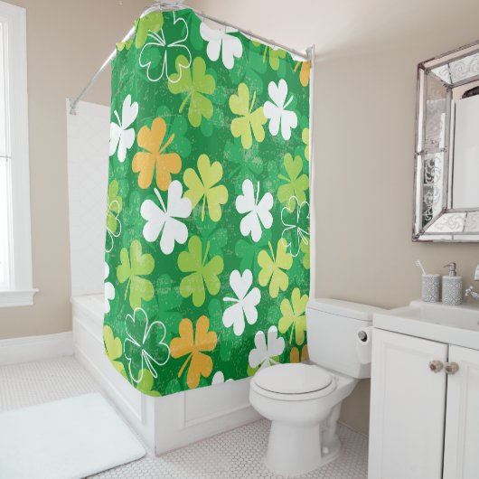 Naadloos patroon van verspreide klavers en shamroc douchegordijn (In situ)