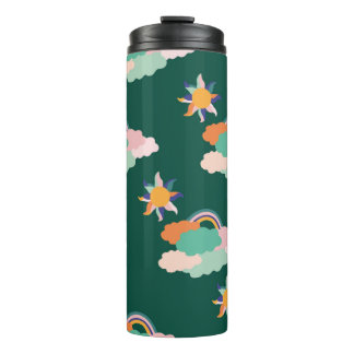 Naadloos patroonontwerp met kleurrijke wolken en r thermosbeker