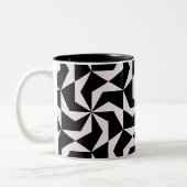 Naadloze zwarte en roze Abstracte geometrische hex Tweekleurige Koffiemok (Links)
