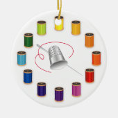 Naaien, duimels, naalden en draad keramisch ornament (Voorkant)