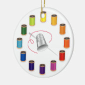 Naaien, duimels, naalden en draad keramisch ornament (Links)