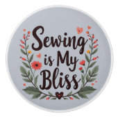 Naaien is mijn gelukzaligheid bloementypografie keramische knop (Voorkant)