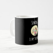 Naaien is mijn therapie - grappig kantelen koffiemok (Voorkant links)