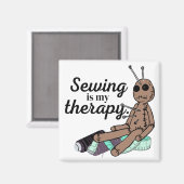 Naaien is mijn therapie! Voodoo Doll Magneet (Voorkant / Achterkant)