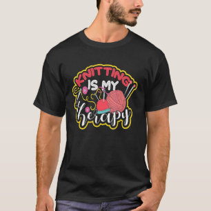 Naaien voor vrouwen die de naaigarij met schroefdo t-shirt