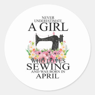 naaien Wie houdt van naaien en is in april gebor Ronde Sticker