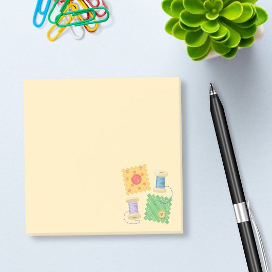 Naaiende drijfwerkhobby op geel post-it® notes