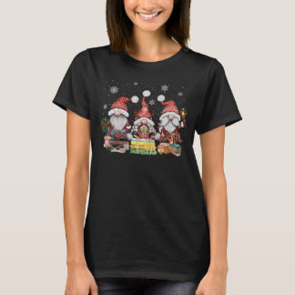 Naaignomen met drie quilante gnomen voor kerstcade t-shirt