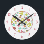 Naaiguurklokje Ronde Klok<br><div class="desc">Een klok met een naaivormig ontwerp bestaande uit illustraties van pinkussens,  naaimachines,  naainaalden,  stalen,  schaar en spoelen van draad.  De cijfers zijn grijs.</div>