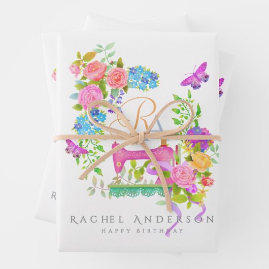 Naailint bloemenmonogram wit inpakpapier vel (In situ)