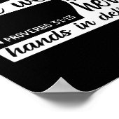 Naaimachine die ze met haar handen in beweging hee poster (Hoek)