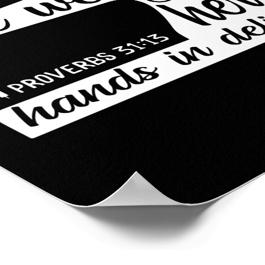 Naaimachine die ze met haar handen in beweging hee poster (Hoek)