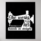 Naaimachine die ze met haar handen in beweging hee poster (Voorkant)