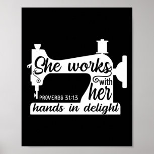 Naaimachine die ze met haar handen in beweging hee poster