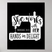 Naaimachine die ze met haar handen in beweging hee poster (Voorkant)