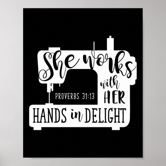 Naaimachine die ze met haar handen in beweging hee poster (Voorkant)