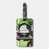 Naaimachine in raam bagagelabel (Achterkant verticaal)