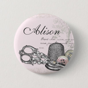 Naaindelingen op roze naambordje ronde button 5,7 cm