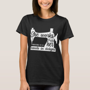 Naainmachine die de kruimachine kanaliseert Het ge T-shirt