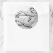 Naakte vrouw baadt ronde sticker (Tas)