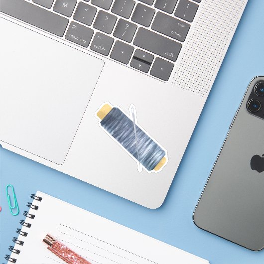 Naald en draad sticker (Laptop met iPhone)