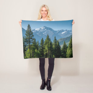 Naaldbomen met bergachtergrond fleece deken