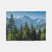 Naaldbomen met bergachtergrond fleece deken (Voorkant (Horizontaal))