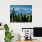 Naaldbomen met bergachtergrond poster (Thuiskantoor)