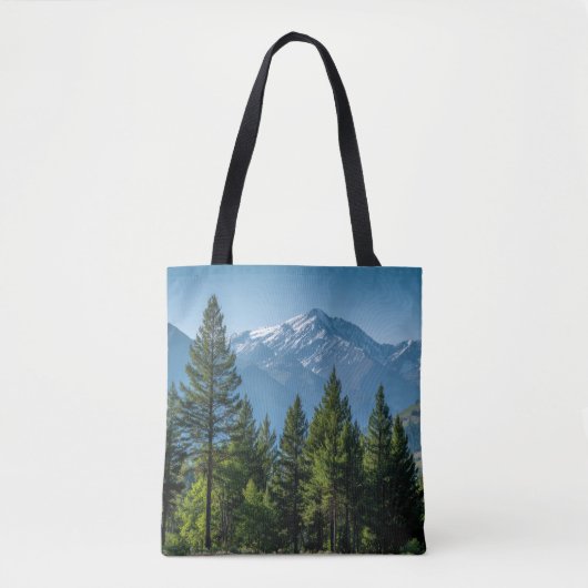 Naaldbomen met bergachtergrond tote bag (Voorkant)